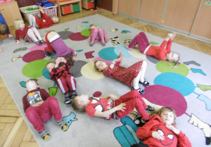 walentynkowe zabawy w grupie Smyki - dzieci ubrane na czerwono