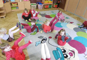 walentynkowe zabawy w grupie Smyki - dzieci ubrane na czerwono