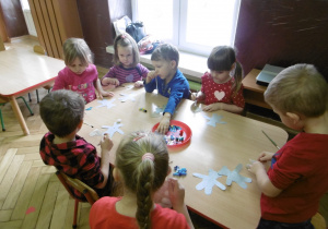 Dzieci z grupy Smyki wykonują pracę plastyczną "Rozkochane misie"