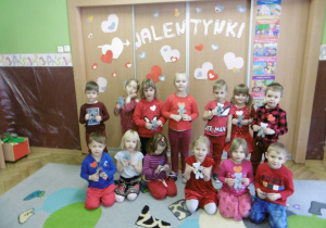 Walentynkowe zdjęcie grupowe w Smykach - dzieci ubrane na czerwono