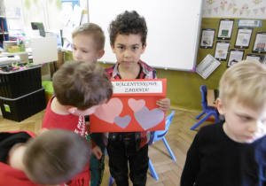 Dzieci z grupy Juniorów odczytują Walentynkowe zadania