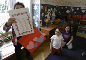 Dzieci z grupy Juniorów odczytują Walentynkowe zadania