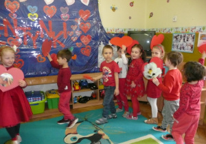 Zabawy i tańce w grupie Żaczki - dzieci ubrane na czerwono