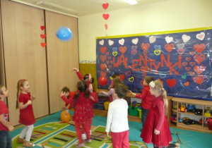 Zabawy i tańce w grupie Żaczki - dzieci ubrane na czerwono