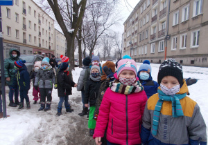 Dzieci z Juniorów na spacerze w okolicy przedszkola