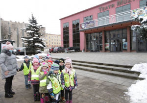 Dzieci z Żaczków na spacerze w okolicy przedszkola