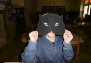 chłopczyk przygotowuje pracę na konkurs nt. "Najpiękniejsza maska karnawałowa"