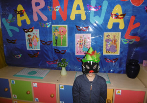chłopczyk prezentuje wykonaną na konkurs maskę