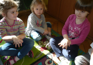 dzieci demonstruja ułożenie dłoni do zastosowania mechanizmu resuscytacji krążeniowo- oddechowej