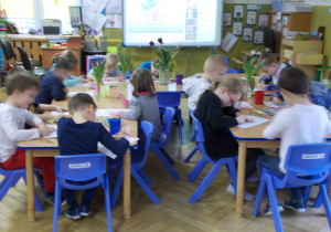 dzieci przy stolikach podczas zajęć o tematyce związanej z Dniem Kobiet