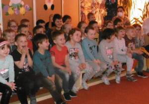 grupy Żaczki i Juniorzy podczas przedstawianie "Królewna na ziarnku grochu"