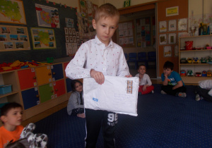 chłopiec trzyma list od dzieci z zaprzyjażnionego przedszkola