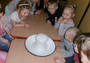 dzieci obserwują jak powstaje wulkan