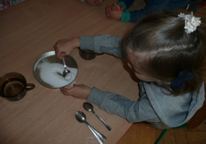 dziewczynka robi kryształ