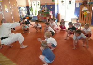 Juniorzy wykonują ćwiczenia na sali gimnstycznej