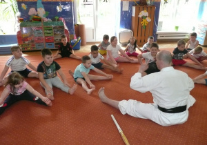 Juniorzy wykonują ćwiczenia na sali gimnstycznej