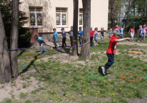 Juniorzy podczs zabaw sportowych w ogrodzie przedszkolnym