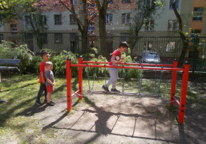 Juniorzy podczs zabaw sportowych w ogrodzie przedszkolnym
