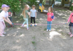 zabawy sportowe w ogrodzie przedszkolnym - grupa Smyki