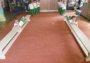 Tuptusie podczas zawodów sportowych na sali gimnastycznej