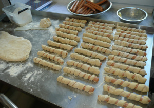 hot dogi kibica - przygotowanie w kuchni