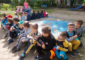 Juniorzy w ogrodzie przedszkolnym w oczekiwaniu na atrakcje związane z Dniem Dziecka