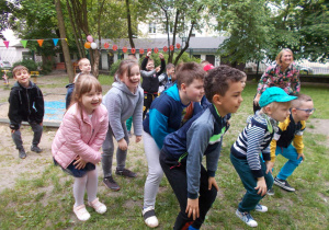 Juniorzy podczas tańca w ogrodzie przedszkolnym