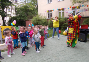 Tuptusie podczas tańca w ogrodzie przedszkolnym