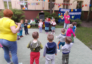 Tuptusie podczas tańca w ogrodzie przedszkolnym