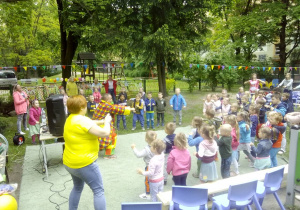 zabawy przy muzyce w ogrodzie przedszkolnym