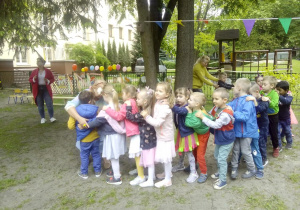 Żaczki w "pociągu" podczas zabaw w ogrodzie przedszkolnym