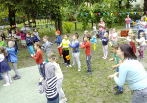 zabawy w ogrodzie przedszkolnym