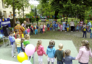 zabawy w ogrodzie przedszkolnym