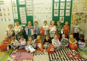 Tuptusie - zdjęcie grupowe z prezentami z okazji Dnia Dziecka