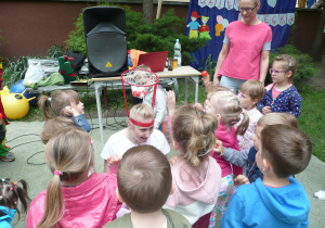 Tuptusie podczas zabaw w ogrodzie przedszkolnym
