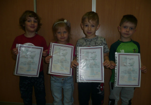 dzieci z wręczonymi dyplomami