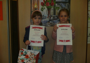 dziewczynki z dyplomami uzyskanymi w wyniku udziału w konkursie "Piękna nasza Polska cała"