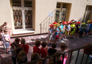 dzieci w ogrodzie przedszkolanym podczas koncertu "Wakacyjne podróże"