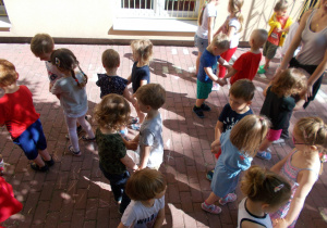 taniec w parach na tarasie ogrodu przedszkolnego