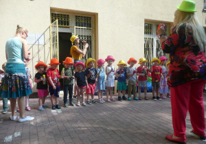dzieci w kapeluszach podczas zabawy przy piosence