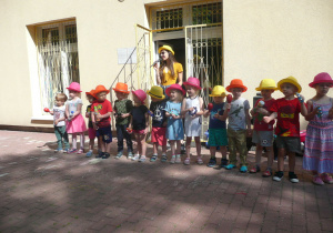 dzieci w kapeluszach podczas zabawy przy piosence