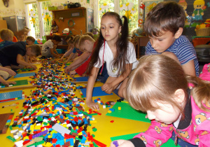 Juniorzy w trakcie budowania z klocków lego