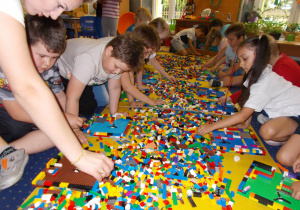 Juniorzy w trakcie budowania z klocków lego
