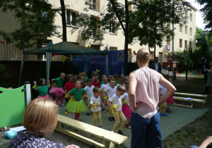Tuptusie i Smyki podczas tańca w ogrodzie przedszkolnym