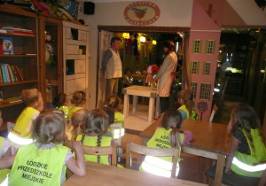 dzieci przy stoliczkach w trakcie przedstawienia "Ada i kosmitek" w Baśniowej Kawiarence