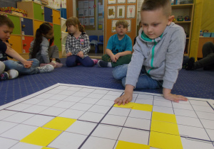 Juniorzy na dywanie układają kwadraty według kodu