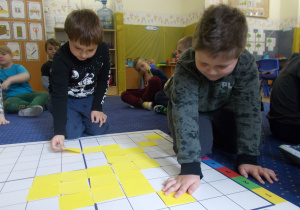 Juniorzy na dywanie układają kwadraty według kodu