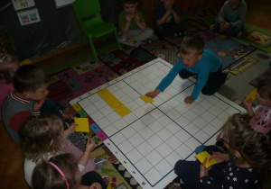 Tuptusie na dywanie układają kwadraty według kodu