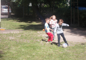 Juniorzy podczas zabaw w ogrodzie przedszkolnym