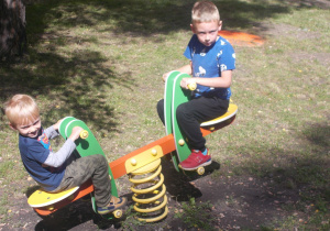 Juniorzy podczas zabaw w ogrodzie przedszkolnym